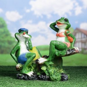 Садовая фигура Лягушки на качелях, 37 см.