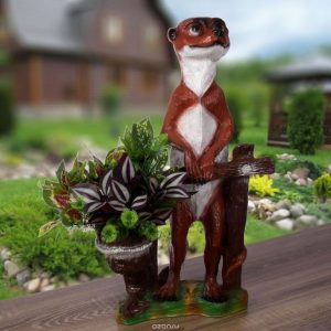 Садовая фигура Сурикат у забора с кашпо, 61х38 см.