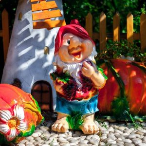 Садовая фигура Гном с виноградом 66х32 см.