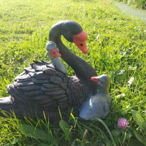 Садовая фигура Лебедушка с лебедятами, 25х29 см.