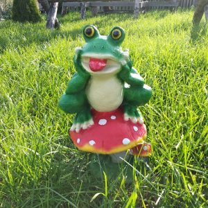 Садовая фигура Лягушка на грибах, 46х29 см.