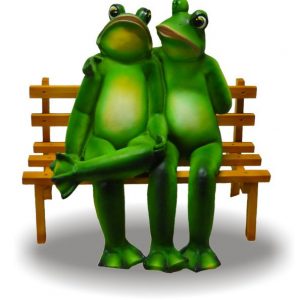 Садовая фигура Лягушки на скамейке, 57х66 см.