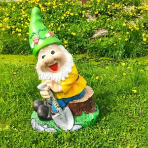 Садовая фигура Гном с лопаткой на пне 80х60 см.