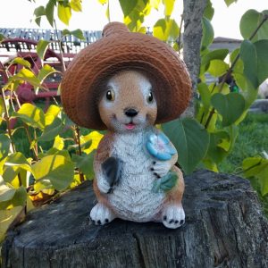 Садовая фигура Зайка в шляпе с лопаткой и цветком, 22х12х13 см.