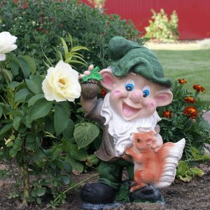 Садовая фигура Эльф с желудем и белкой 24х39 см.