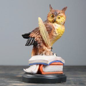Скульптура Сова на книгах с пером 23х13 см