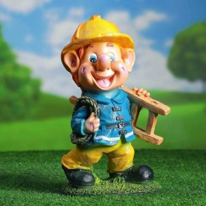 Садовая фигура Гномик пожарник с лестницей 18х31 см.