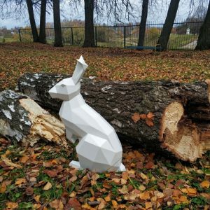 Полигональная скульптура Заяц сидит 110 х 50 х 90 см