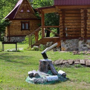 Декоративная крышка на люк Пень с топором, 121х110х104 см.