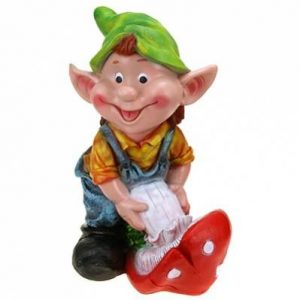 Садовая фигура Гномик мальчик тащит гриб 21х34 см.