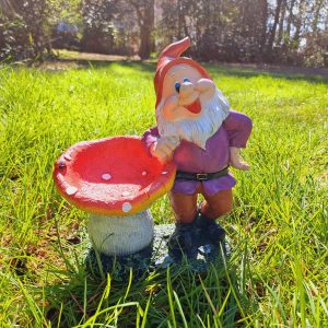 Садовая фигура Гном опирается на гриб 30х29 см.