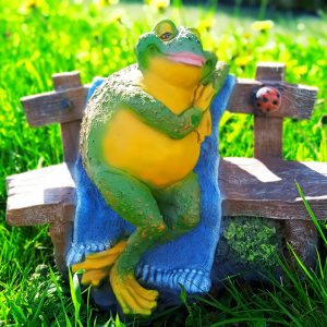 Садовая фигура Лягушка-толстушка на лавке