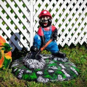 Декоративная крышка на люк Крот с лопатой, 96х77х92 см.