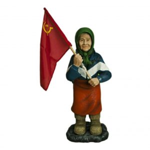 Садовая фигура Бабка с флагом 83х30 см