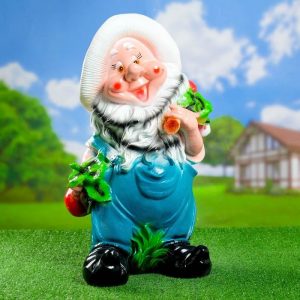 Садовая фигура Гном с морковкой шагает 55х40 см.