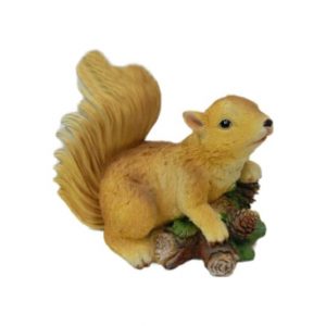 Садовая фигура Белка на коряге с шишками, 25 см.