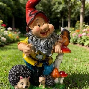 Садовая фигура гном с ежами и белкой 76х50 см
