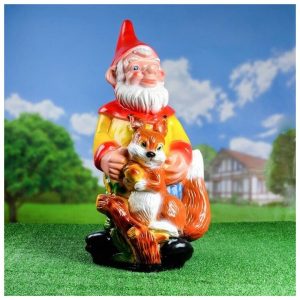 Садовая фигура Гном с белкой 38х38 см.