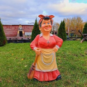 Садовая фигура Хозяйка с метлой 89х60 см.