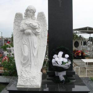 Скульптура Мемориал Ангел с цветами, 110х75 см.