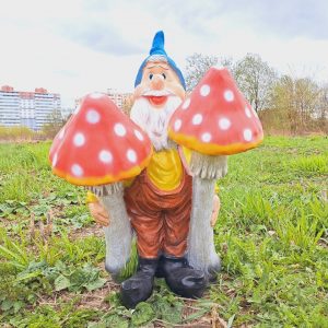 Садовая фигура Гном с двумя грибами 92х62 см.