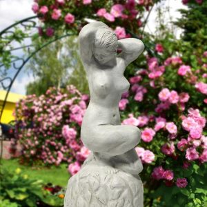 Античная скульптура Девушка на камне, 45х29 см.