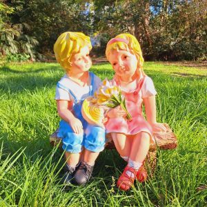 Садовая фигура Мальчик с девочкой на скамейки 45х37х26 см.