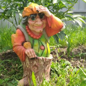 Садовая фигура Баба Яга маленькая с веником 58х32см.