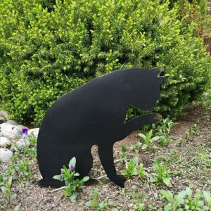 Декор из метала Кошка лижет лапу 27х23 см