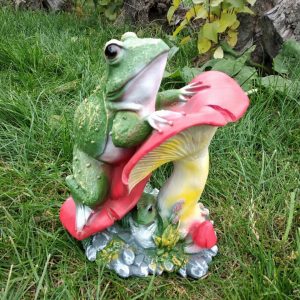 Садовая фигура Лягушка на грибах, 37 см.