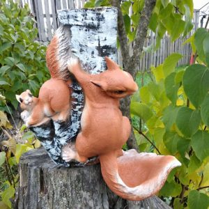 Кормушка для птиц две белки, 44х37х20 см.