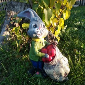 Садовая фигура Заяц с мешком яблок, 47х25 см.