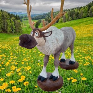 Деревянная скульптура олень мультяшный  220 х 55 х 230 см