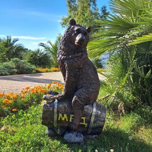 Садовая фигура Медведь на бочонке меда (большой), 96х73 см.