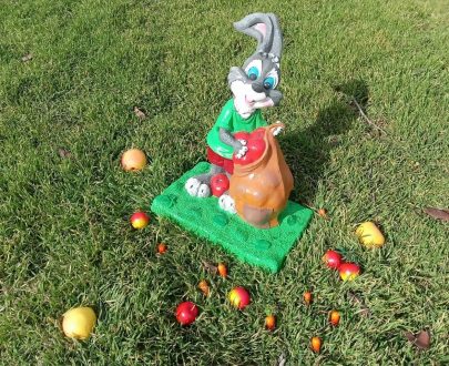 Заяц с мешком яблок 45×36×24 см
