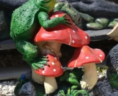 Садовая фигура лягушка на мухаморах 38х38х42см