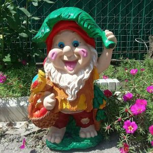 Скульптура гном с птицей и корзиной 50х32х19 см